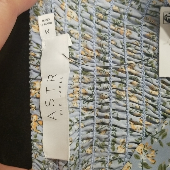 💕ASTR THE LABEL💕 Smocked Floral Print Top ~ Blue Peach Floral Medium M NWT - Picture 8 of 11